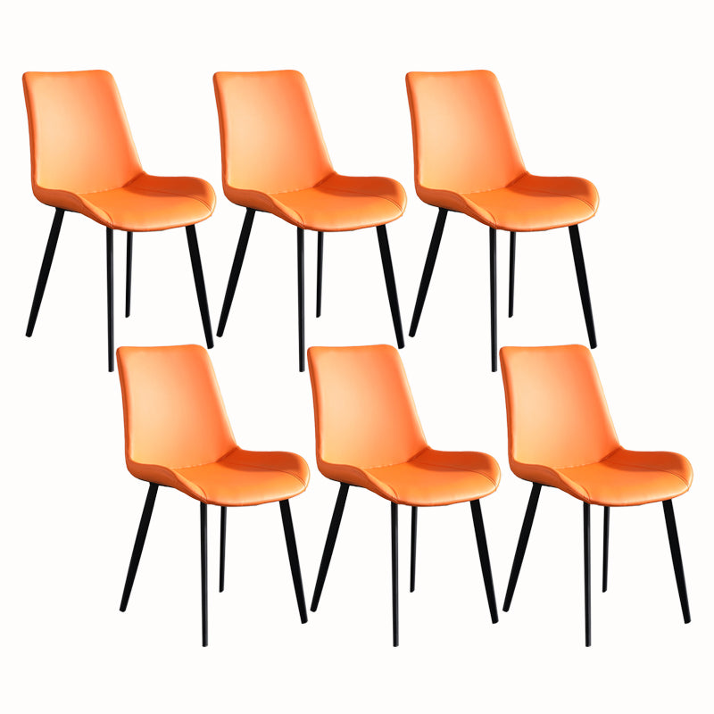 Faux en cuir et chaise latéral en métal.