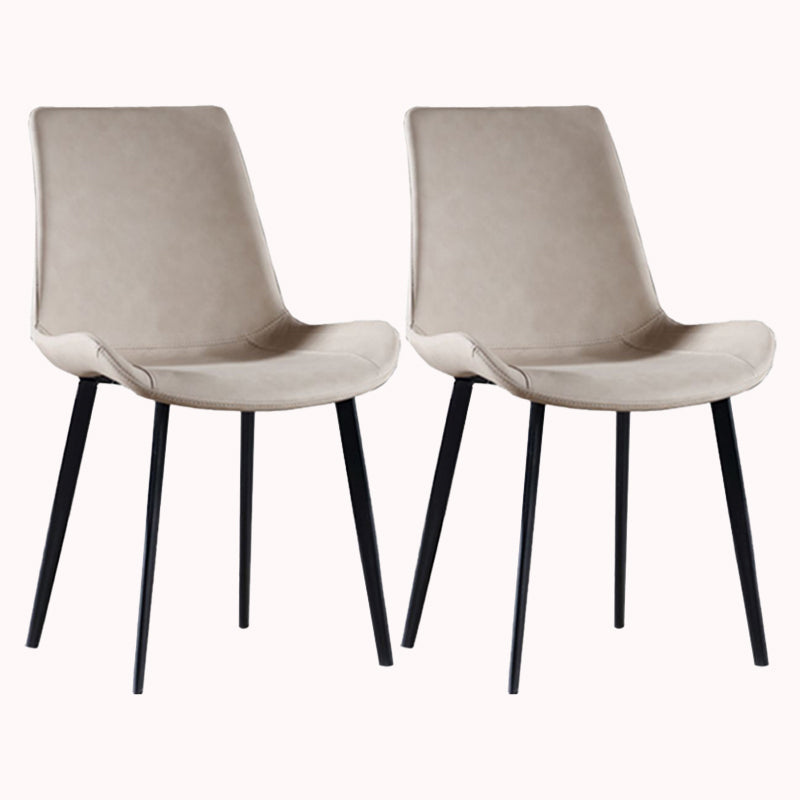 Faux en cuir et chaise latéral en métal.