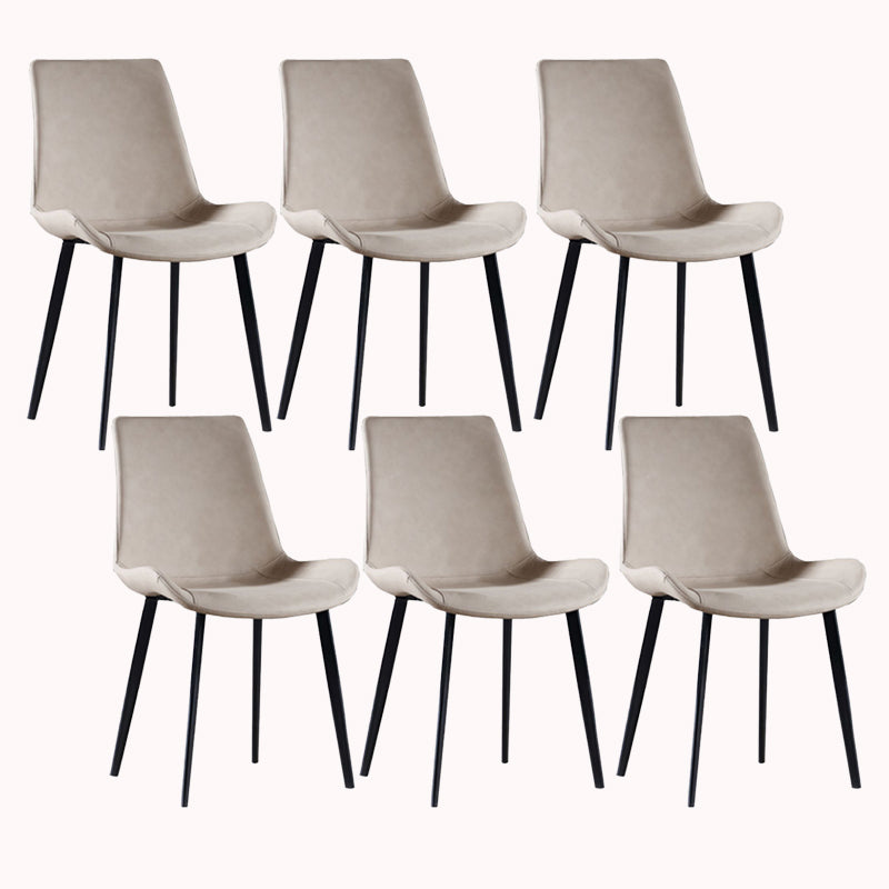 Faux en cuir et chaise latéral en métal.