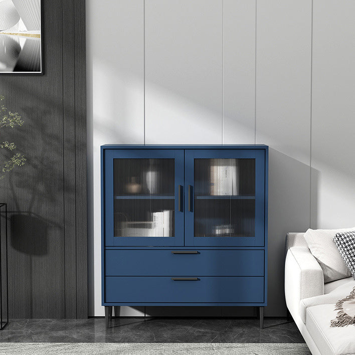 ガラスドアと4本の鋼の黒い脚を備えた木製のアクセントキャビネット