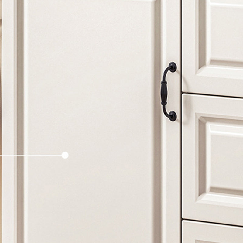 Moderne zijkast met houten benen en opbergladen kast