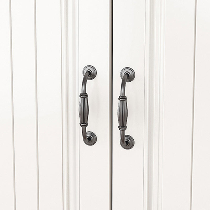 Moderne zijkast met houten benen en opbergladen kast