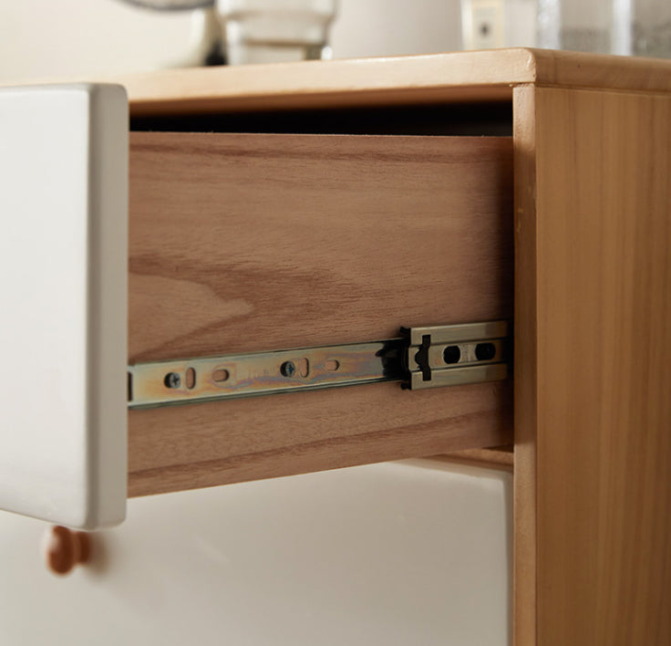 4つの自然な脚と柔らかい近くの引き出しを備えたモダンなソリッドウッドチェスト