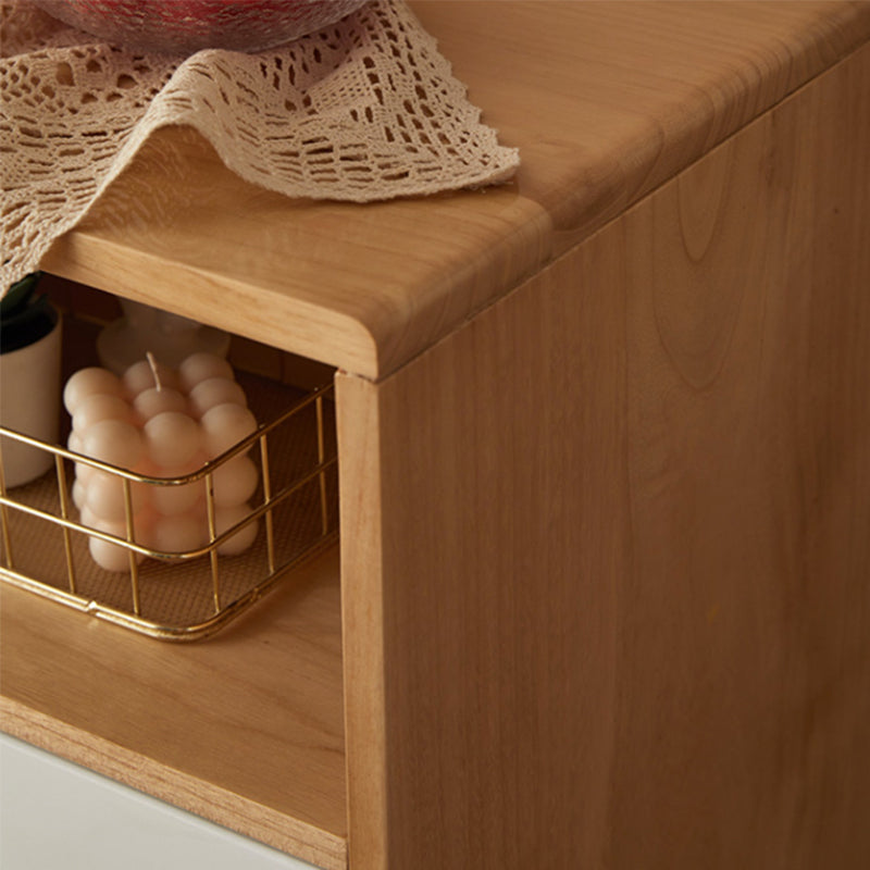 Moderne massieve houten borst met 4 natuurlijke benen en zachte close -laden