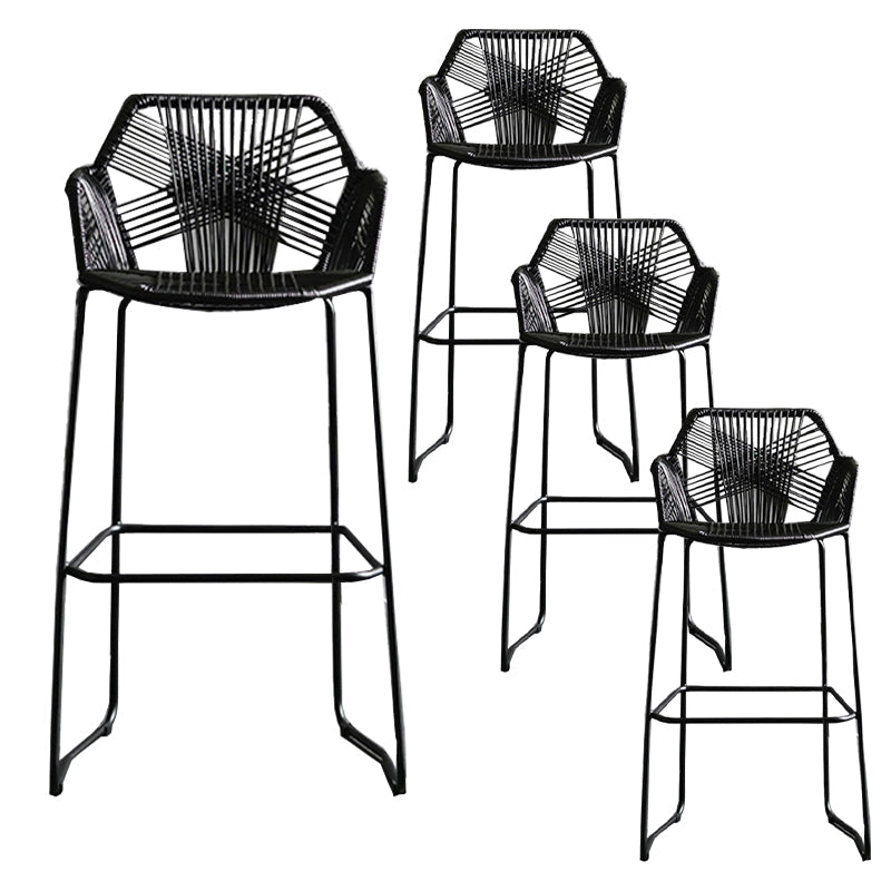 スカンジナビアのプラスチックラタンバースツールアーム付きバケツスツールの金属脚