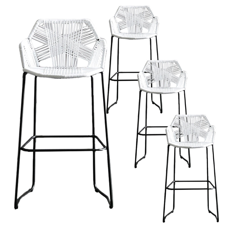 スカンジナビアのプラスチックラタンバースツールアーム付きバケツスツールの金属脚