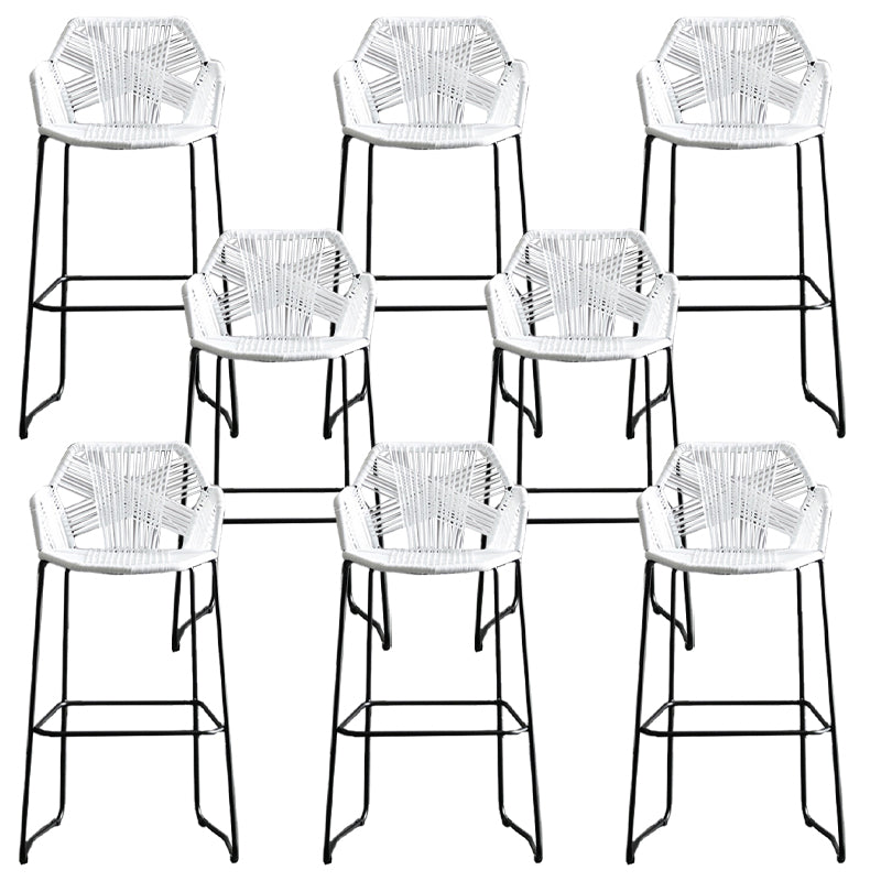 スカンジナビアのプラスチックラタンバースツールアーム付きバケツスツールの金属脚