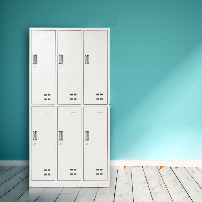 Grijze kast met metalen deur moderne scharnierende deur opbergkast voor thuis