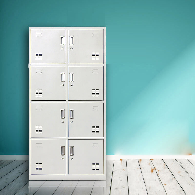 Grijze kast met metalen deur moderne scharnierende deur opbergkast voor thuis