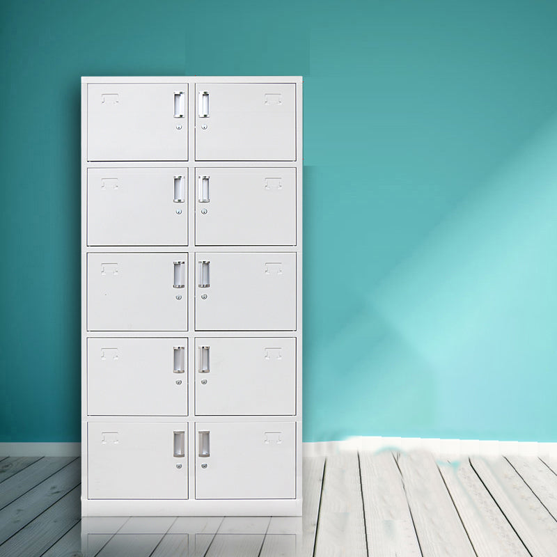 Grijze kast met metalen deur moderne scharnierende deur opbergkast voor thuis