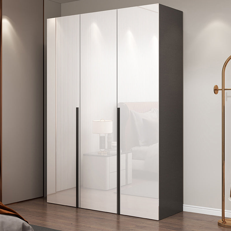 Guardaroba a specchio bianco armadio ingegnerizzato in legno.