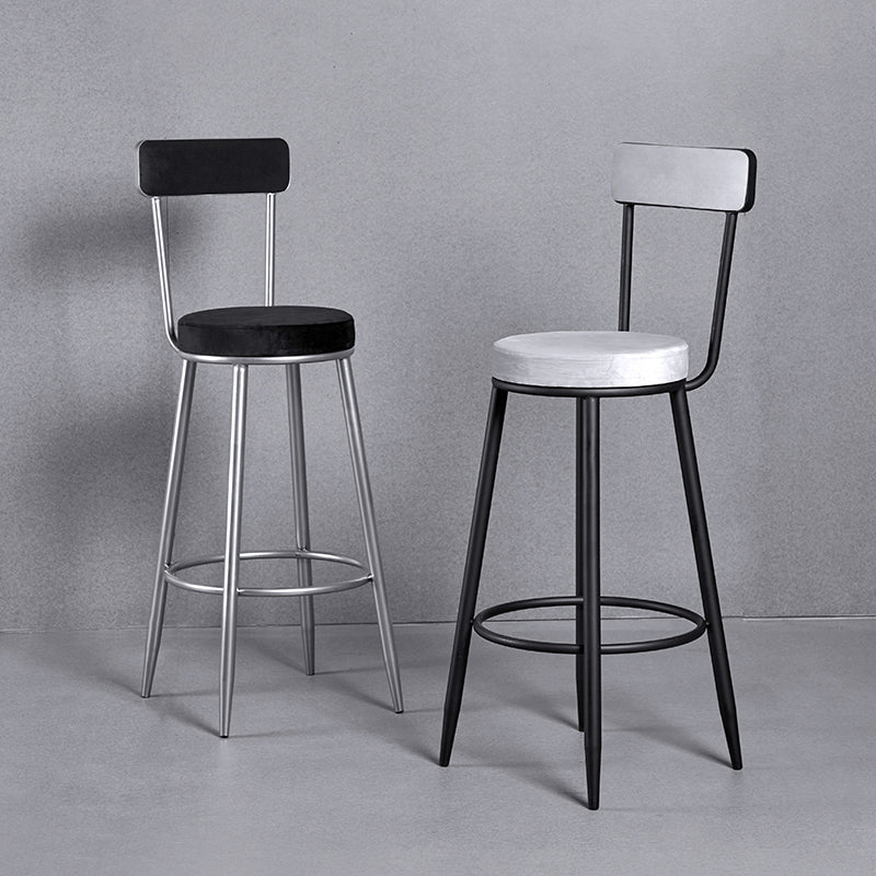 Sgabello da bar rotondo di ferro scandinavo.