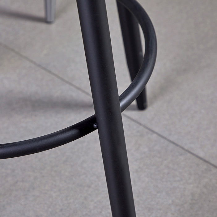 Sgabello da bar rotondo di ferro scandinavo.