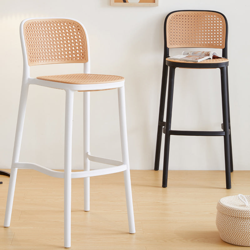 Sgabello moderno con cornice in plastica.