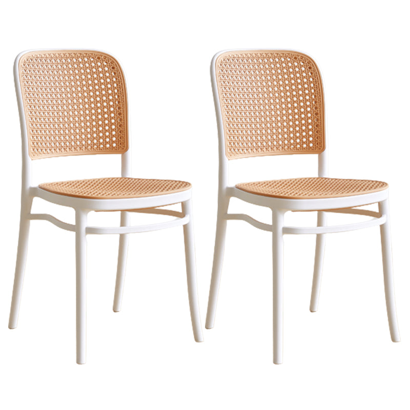 Sgabello moderno con cornice in plastica.