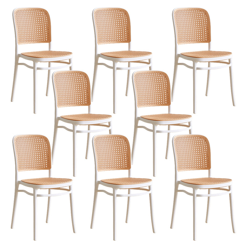 Sgabello moderno con cornice in plastica.