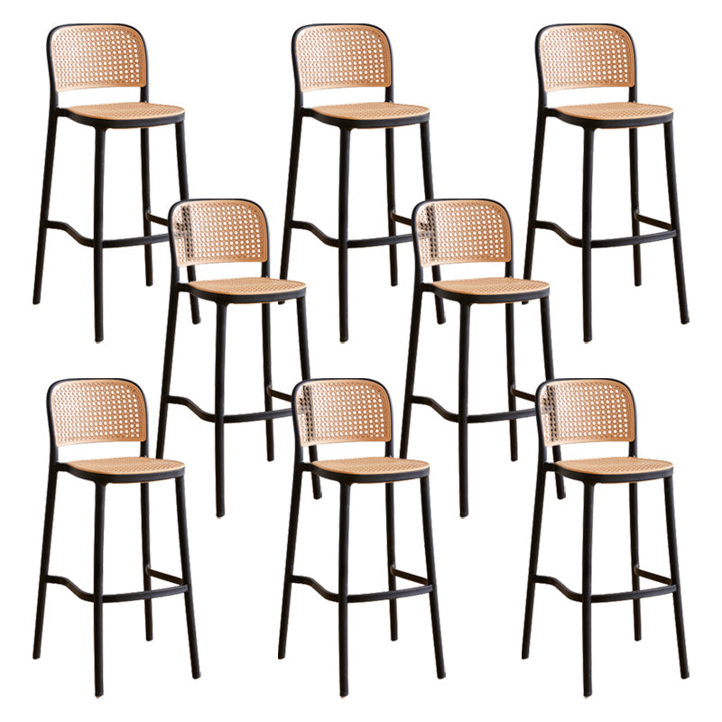 Sgabello moderno con cornice in plastica.