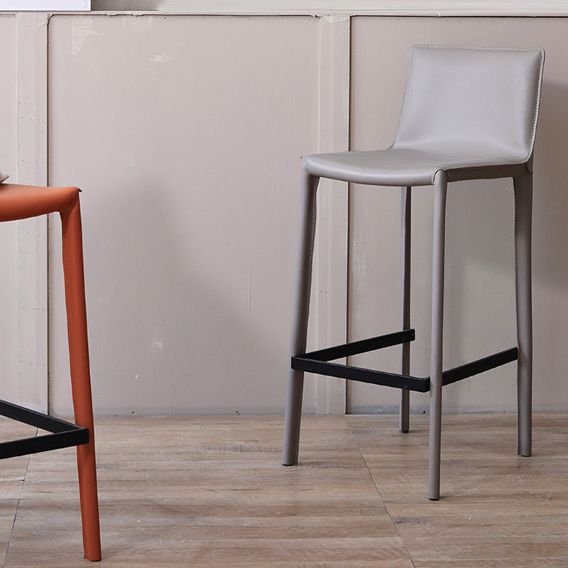 Taburetes de cuero de cuero escandinavo taburete de barra de metal para uso en el hogar