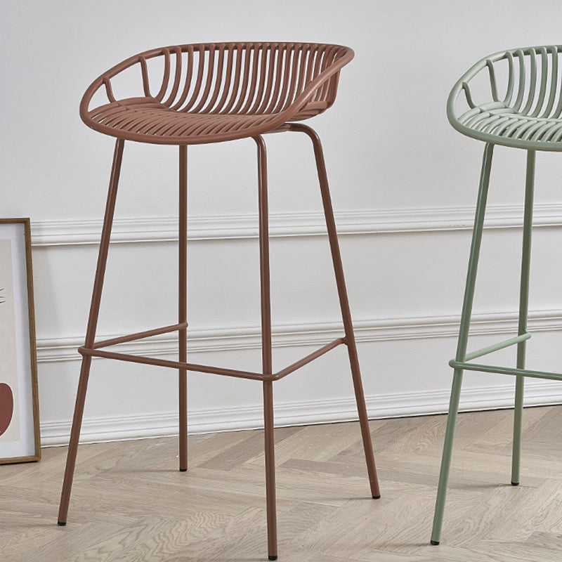 Moderno sgabello da poggiapiedi di ferro da stiro con sedile contornato in plastica per soggiorno