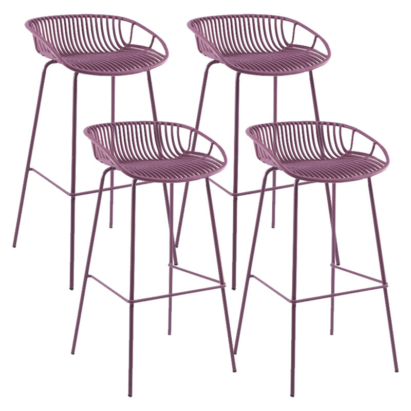 Moderno sgabello da poggiapiedi di ferro da stiro con sedile contornato in plastica per soggiorno