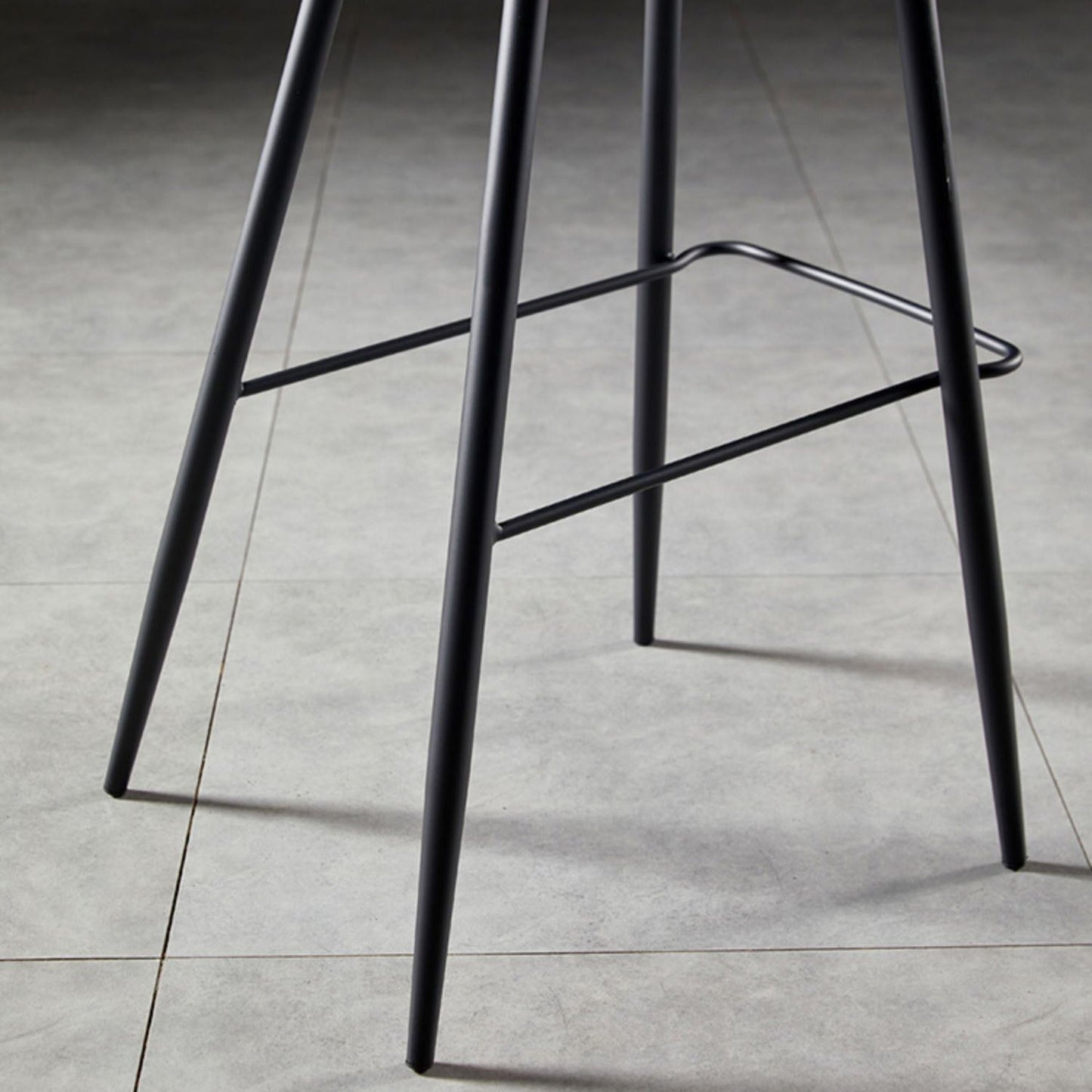 Sgabello imbottito in pelle senza schienale scandinavo