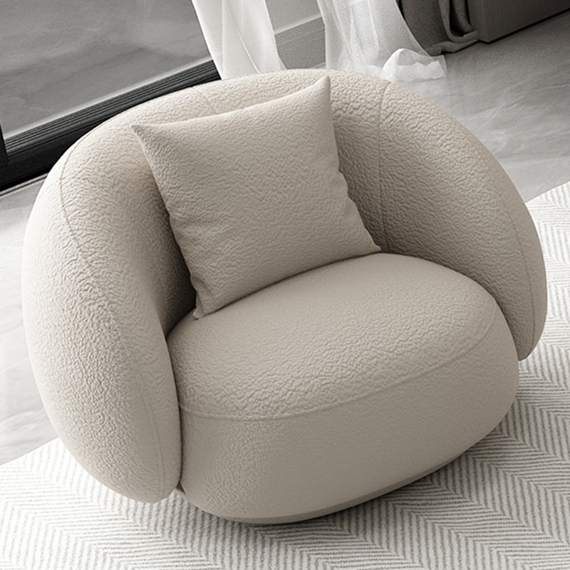 Moderne stijl bank met gebogen rug en gewatteerde sponszitting bank