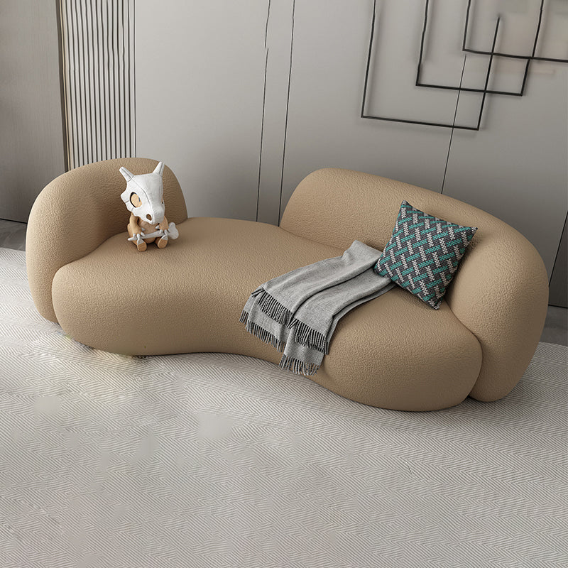 Moderne stijl bank met gebogen rug en gewatteerde sponszitting bank