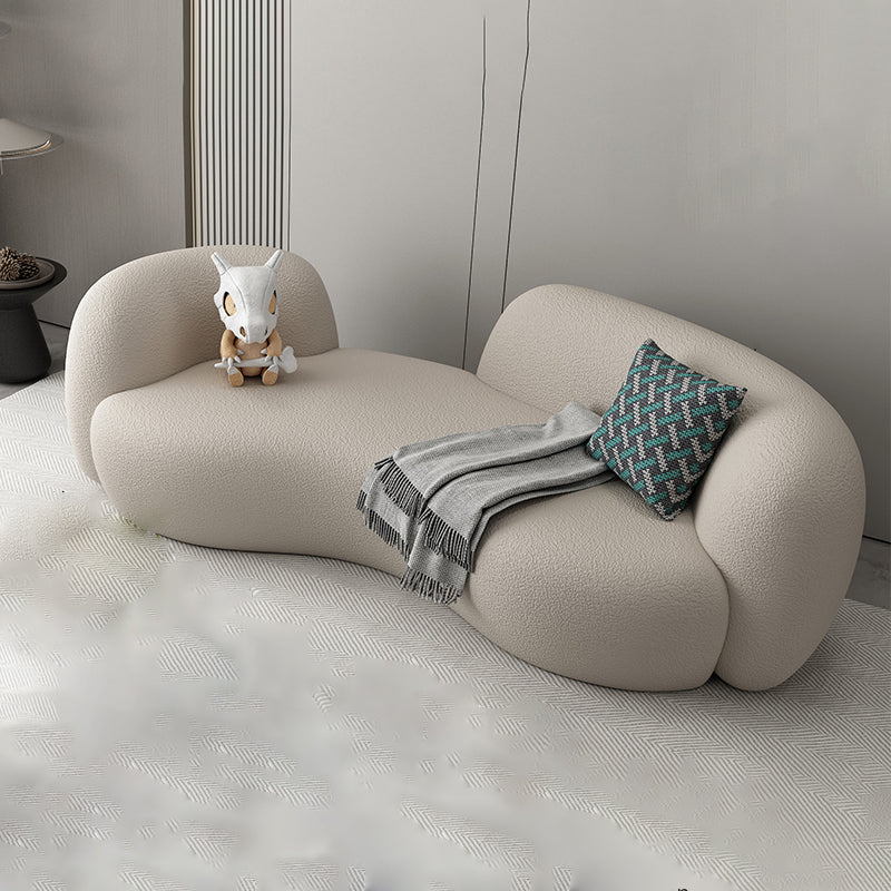 Moderne stijl bank met gebogen rug en gewatteerde sponszitting bank