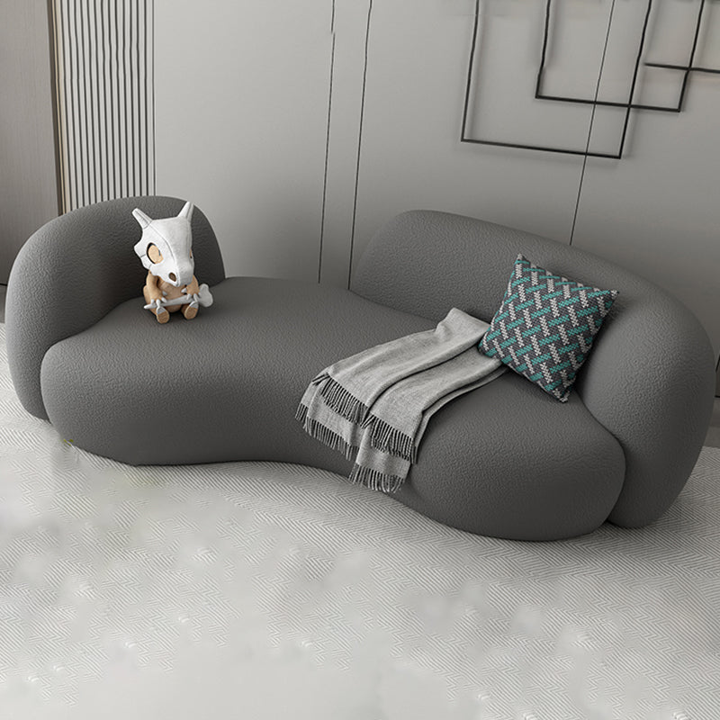 Moderne stijl bank met gebogen rug en gewatteerde sponszitting bank