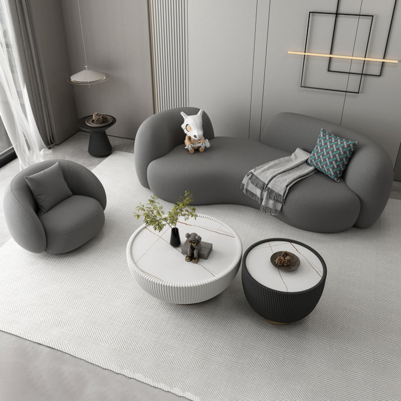 Moderne stijl bank met gebogen rug en gewatteerde sponszitting bank