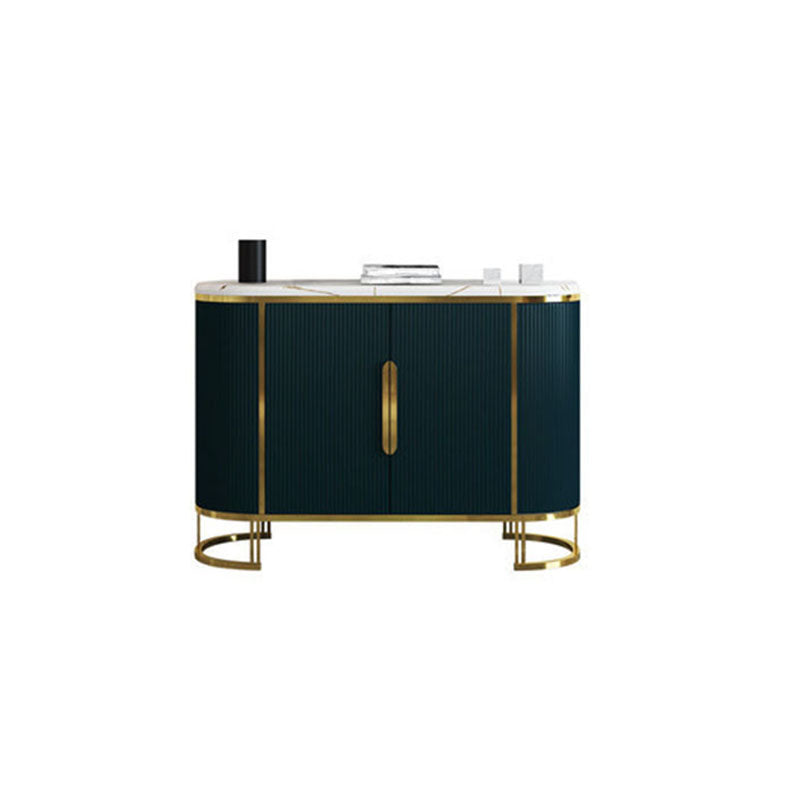 Server top di pietra a buffet in stile glam con porta per la cucina