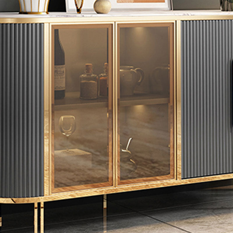 Server top di pietra a buffet in stile glam con porta per la cucina