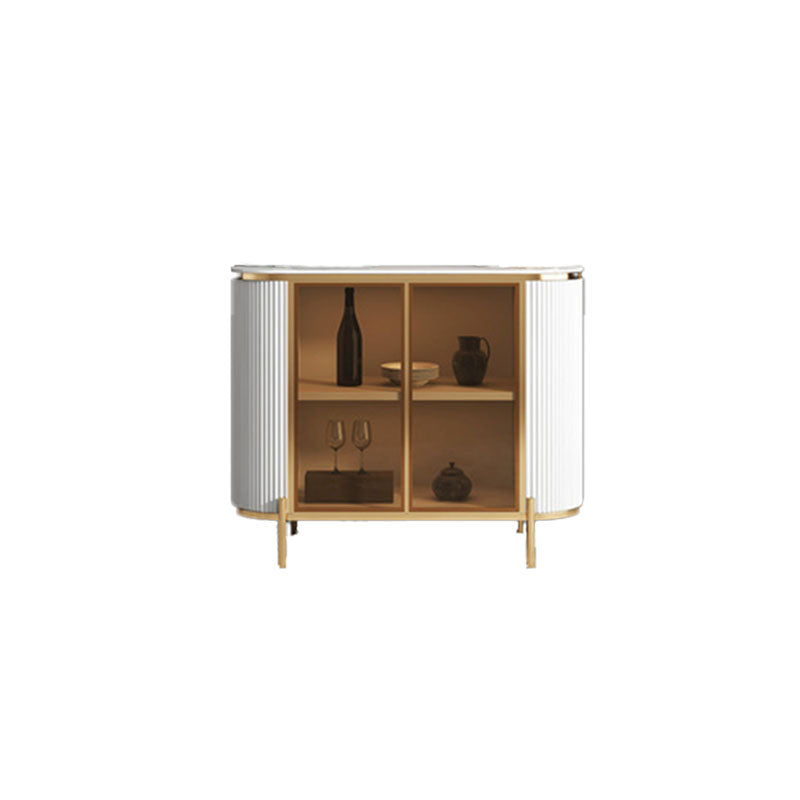 Server top di pietra a buffet in stile glam con porta per la cucina