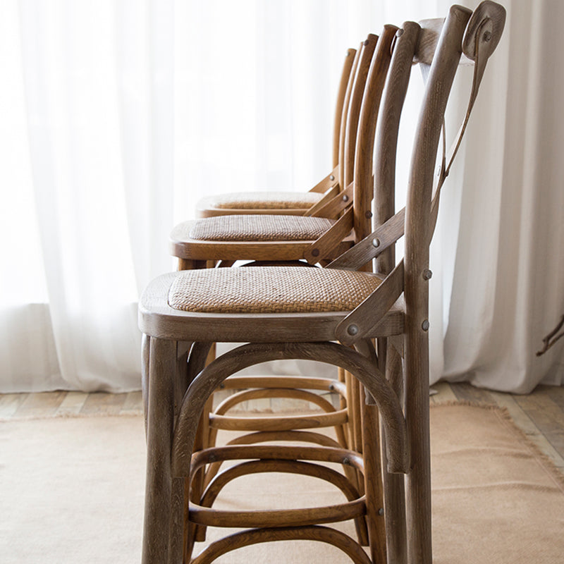 Taburete de bar Bristol contemporáneo de madera de roble con asiento y reposapiés de madera