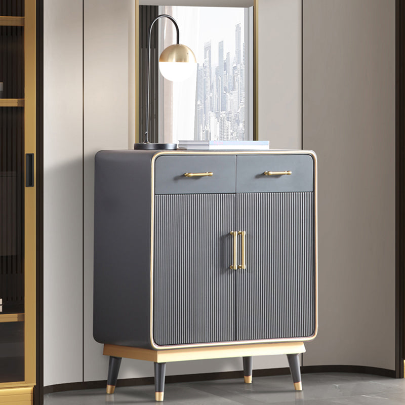 ベッドルーム用の引き出し付き金属製の脚の胸を備えた無垢材の胸