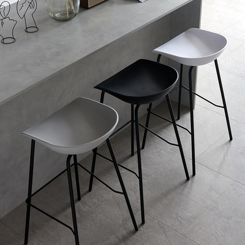 Moderne plastic voorgevormde stoel voetsteun metalen basiskruk voor woonkamer