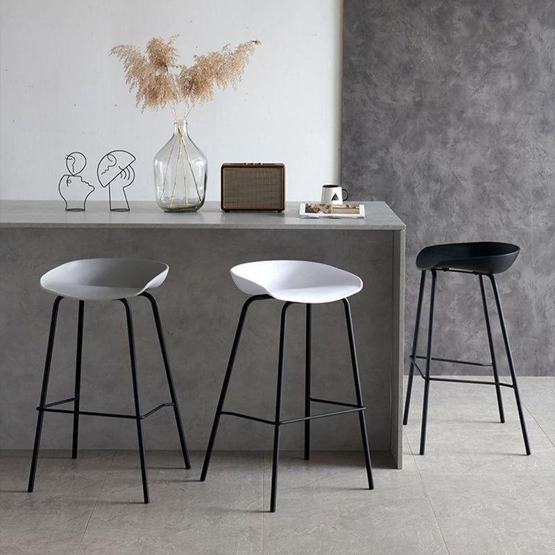 Moderne plastic voorgevormde stoel voetsteun metalen basiskruk voor woonkamer