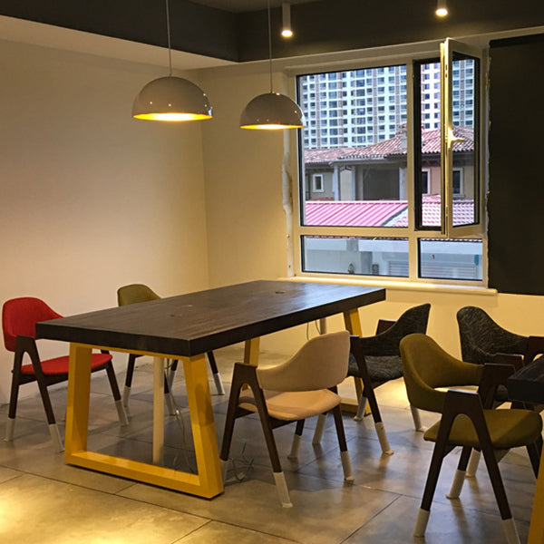 Mesa de metal industrial de la mesa interior de la mesa de madera de pino con base de trineo