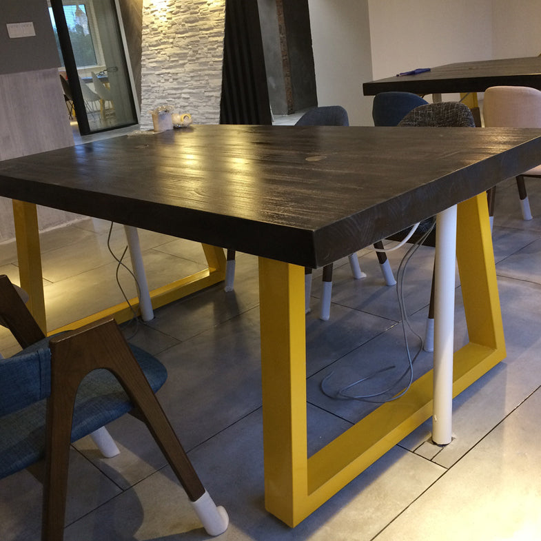 Mesa de metal industrial de la mesa interior de la mesa de madera de pino con base de trineo