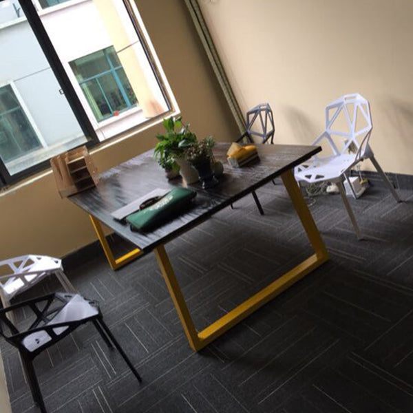 Mesa de metal industrial de la mesa interior de la mesa de madera de pino con base de trineo