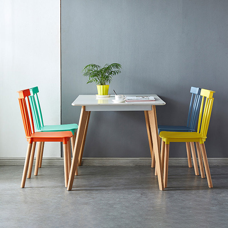 Sedia a bordo posteriore in legno contemporaneo in legno.