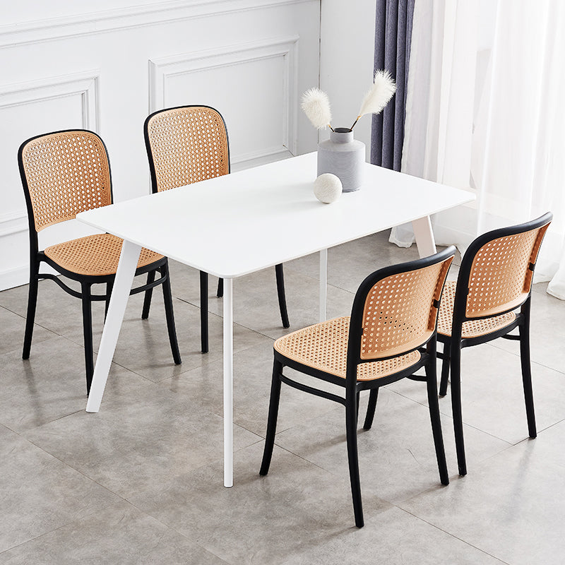 Sgabello moderno con poggiapiedi quadrato Sgabello in rattan di plastica in bianco e nero