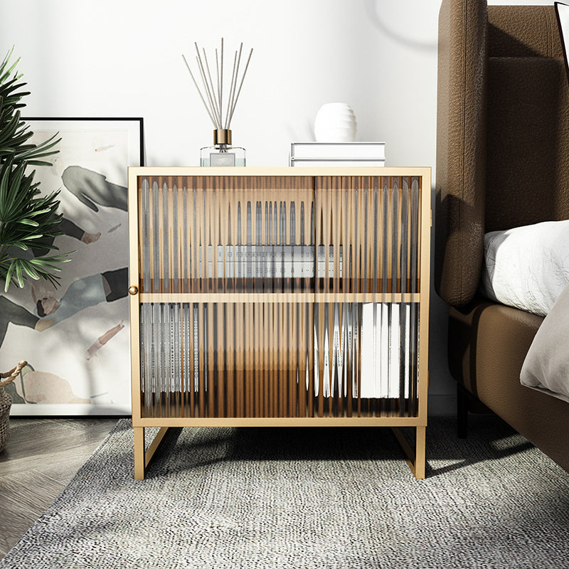 モダンなメタルベッドナイトスタンド22インチの高さ1シェルフの脚にはベッドキャビネットが含まれています