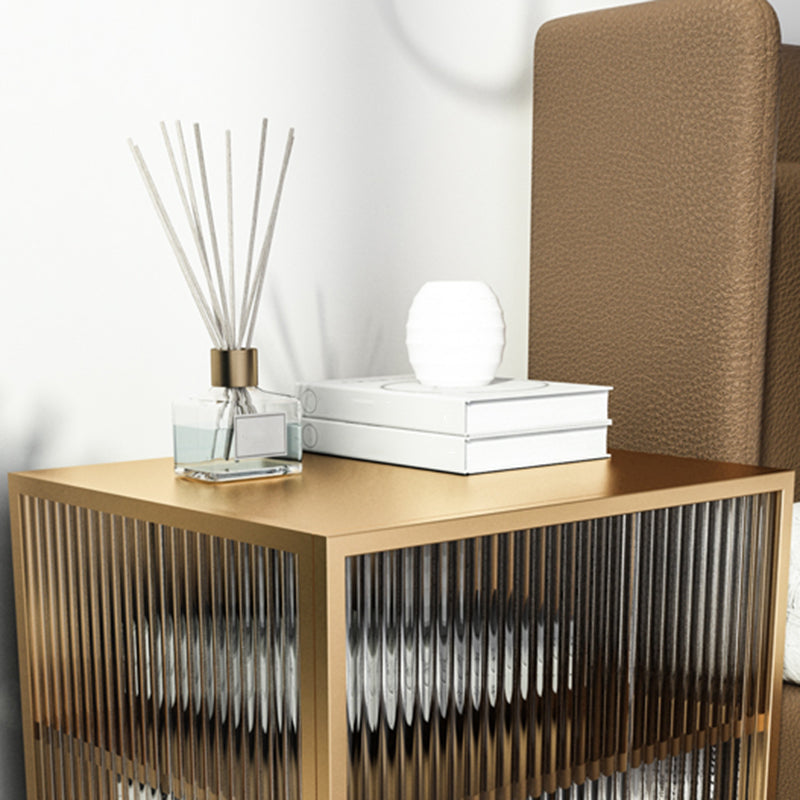 モダンなメタルベッドナイトスタンド22インチの高さ1シェルフの脚にはベッドキャビネットが含まれています