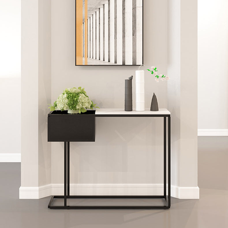 Tabella di consoe di base con cornice di ferro con top in pietra e scaffale