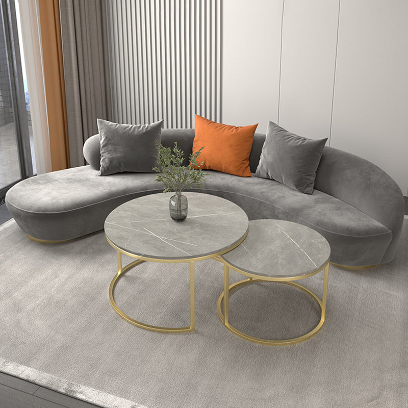 リビングルーム用の腕と黄金の底を備えたモダンな湾曲したソファ