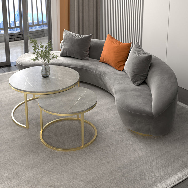 リビングルーム用の腕と黄金の底を備えたモダンな湾曲したソファ