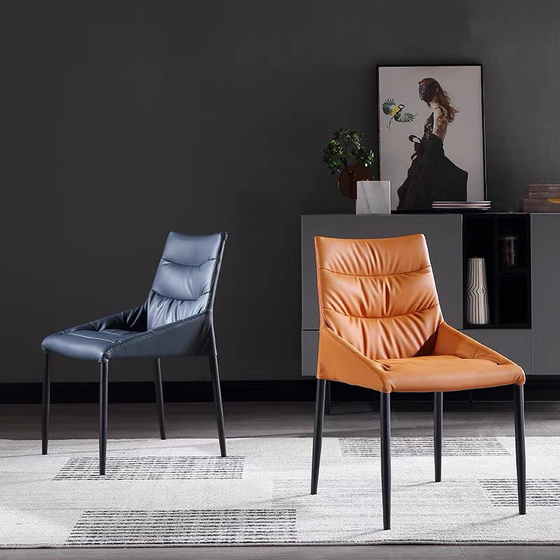 現代の傾斜したアームチェアマット仕上げレザーカーブドパーソンズチェア