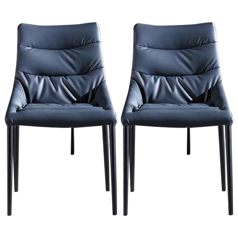 現代の傾斜したアームチェアマット仕上げレザーカーブドパーソンズチェア