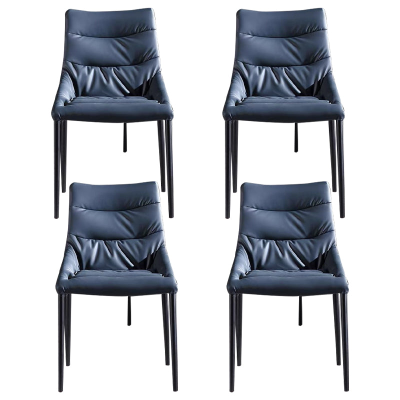 現代の傾斜したアームチェアマット仕上げレザーカーブドパーソンズチェア